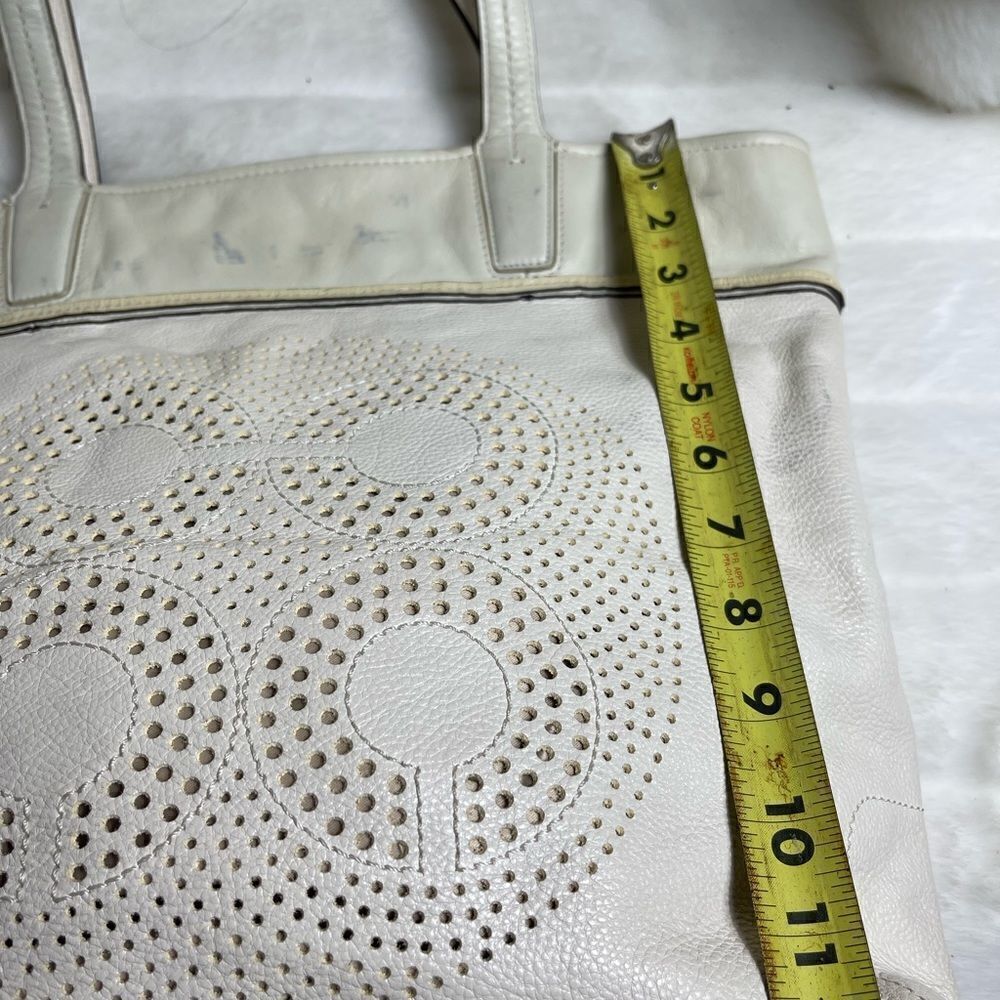 Coach leather beige tote bag with front laser cut logo design . - Picture 4 of 13
